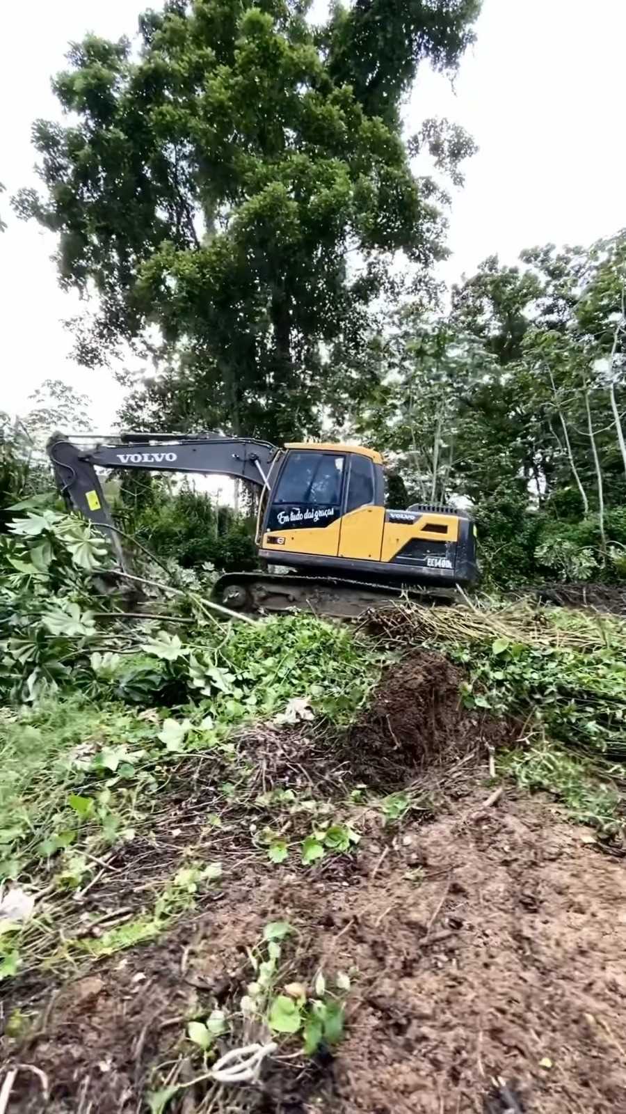 Camacã: Prefeitura realiza o maior trabalho de limpeza da história no canal em Leoventura